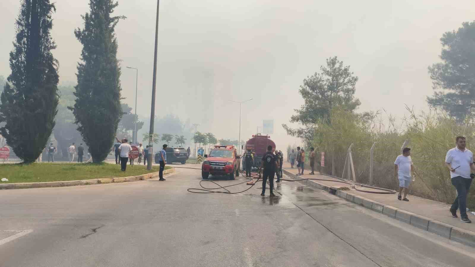 Orman yangınında alev alan 6. kattaki evin balkonuna TOMA müdahalesi