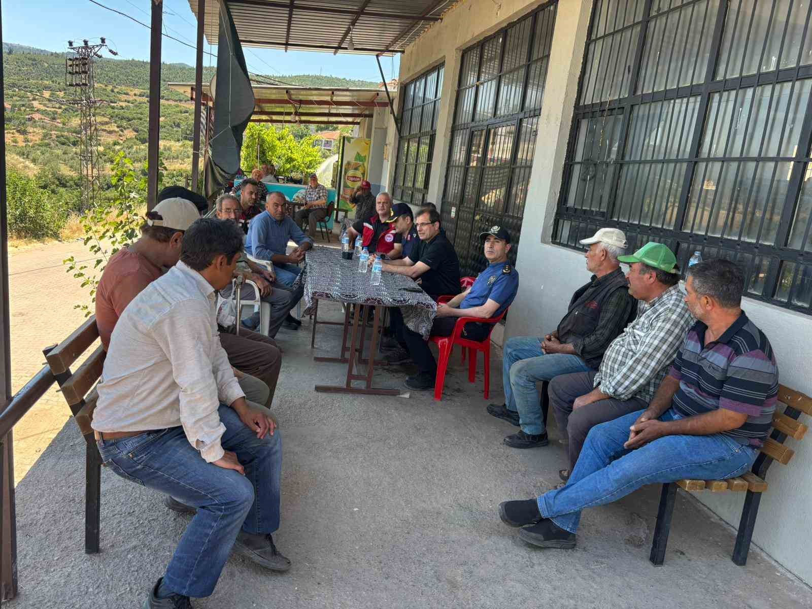 Salihli Kaymakamı G&uuml;ldoğan, yangından etkilenen 2 mahalleyi ziyaret etti
