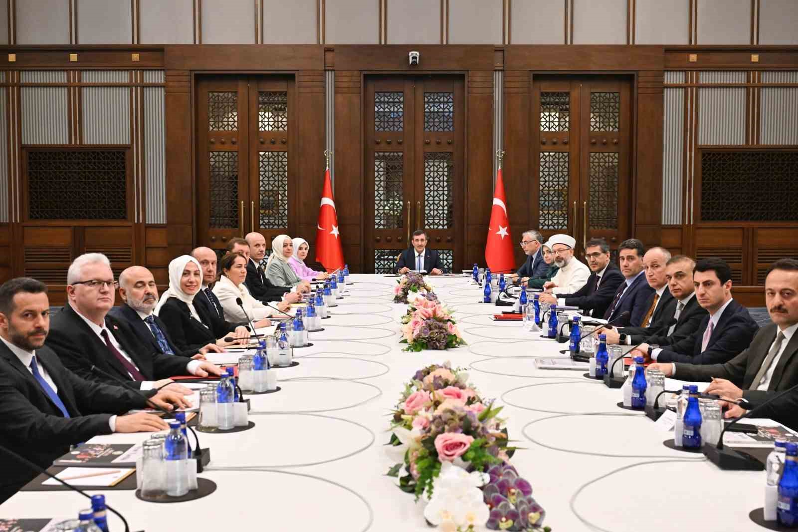 Cumhurbaşkanı Yardımcısı Yılmaz: "Doğurganlık oranlarındaki düşüş ve toplumsal değerleri aşındıran eğilimler gibi sağlıklı nesillerin geleceğini tehdit eden gelişmelere karşı kararlılıkla mücadelemizi sürdüreceğiz"