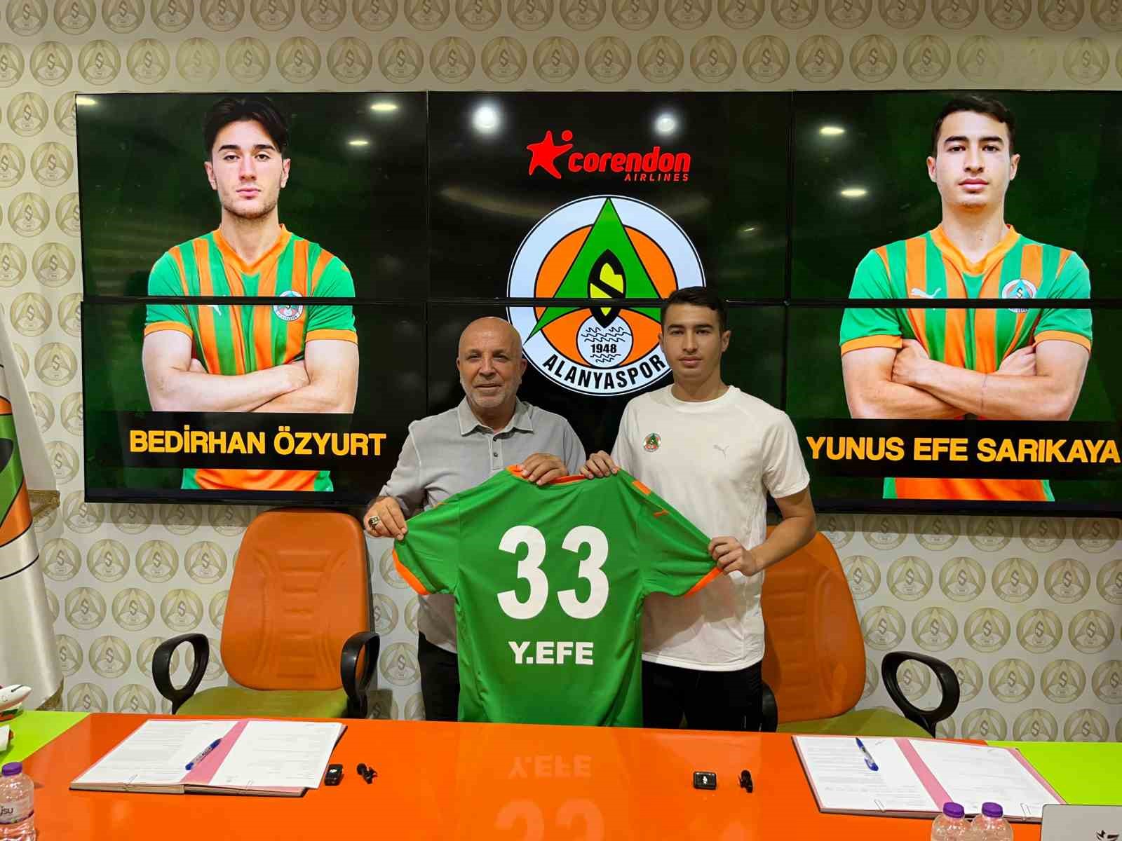 Alanyaspor, iki yerli oyuncu ile s&ouml;zleşme imzaladı

