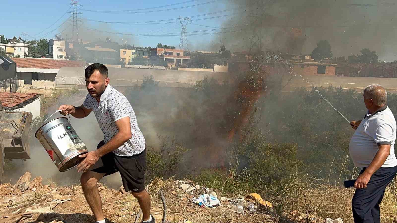 Antalya&rsquo;da yerleşim alanına yakın ağa&ccedil;lık alanda yangın
