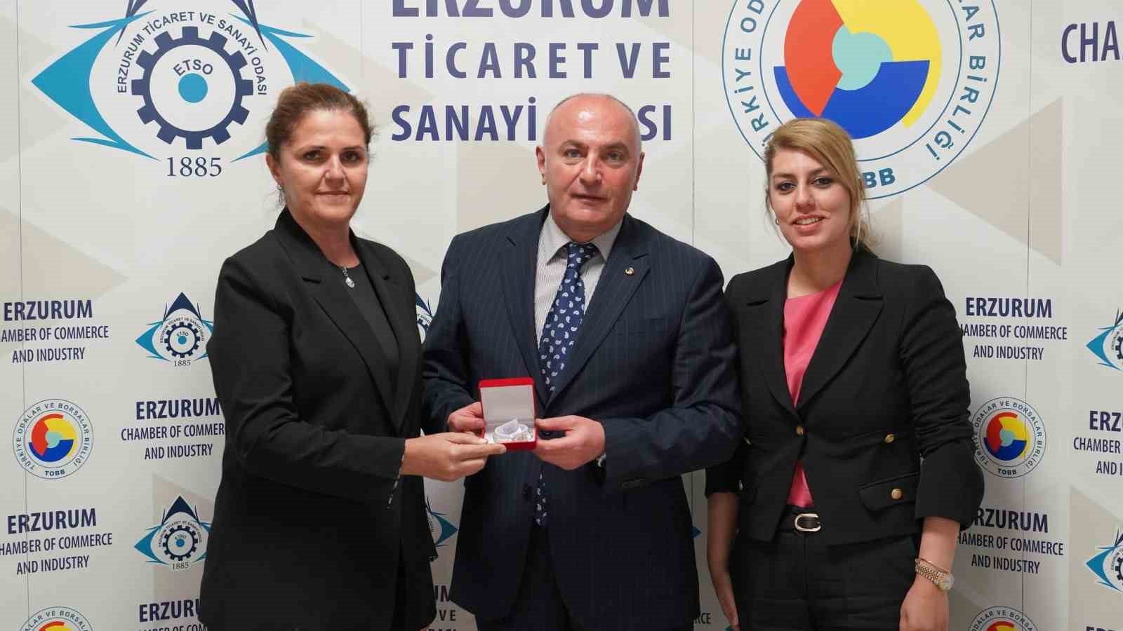 Kuşadası Kadın Girişimciler Kurulu Başkanı Zeytin&rsquo;den Başkan &Ouml;zakalın&rsquo;a ziyaret
