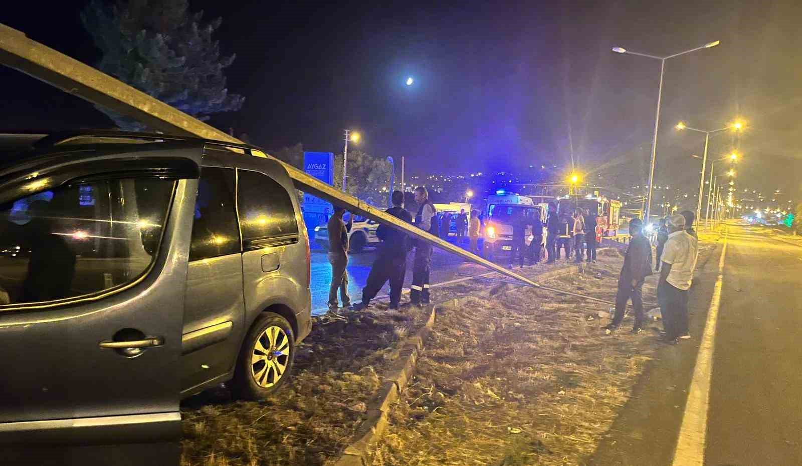 Van’da kamyonet, aydınlatma direğine çarptı: 3 yaralı