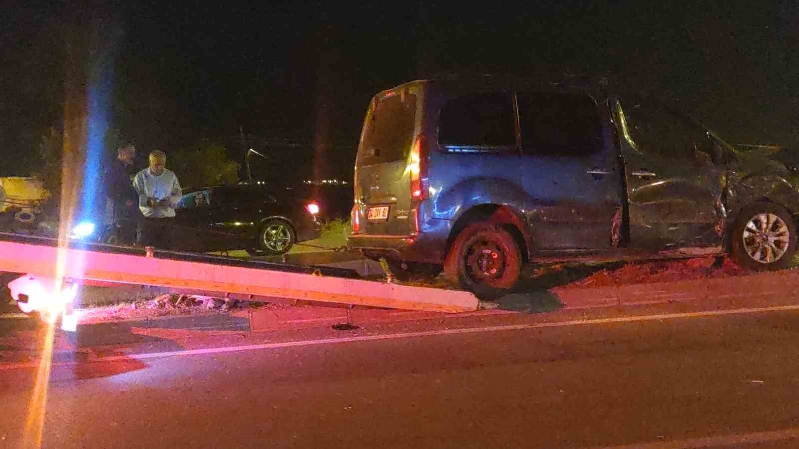 Van&rsquo;da kamyonet, aydınlatma direğine &ccedil;arptı: 3 yaralı
