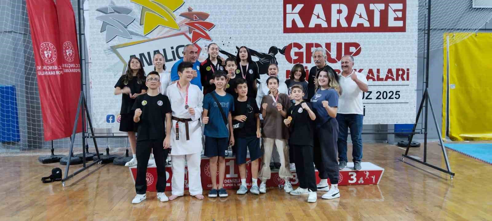 Eskişehirli sporcular karate turnuvasında kürsüden inmedi