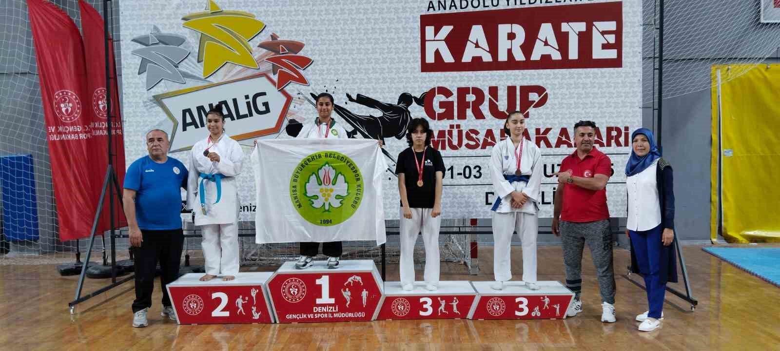 Eskişehirli sporcular karate turnuvasında k&uuml;rs&uuml;den inmedi
