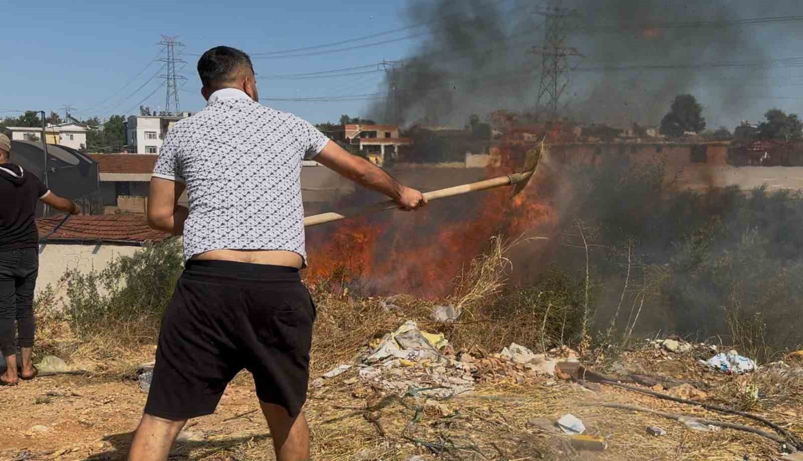Mahallede &ccedil;ıkan yangın paniğe neden oldu: Vatandaşlar ve itfaiye alevlere karşı m&uuml;cadele etti
