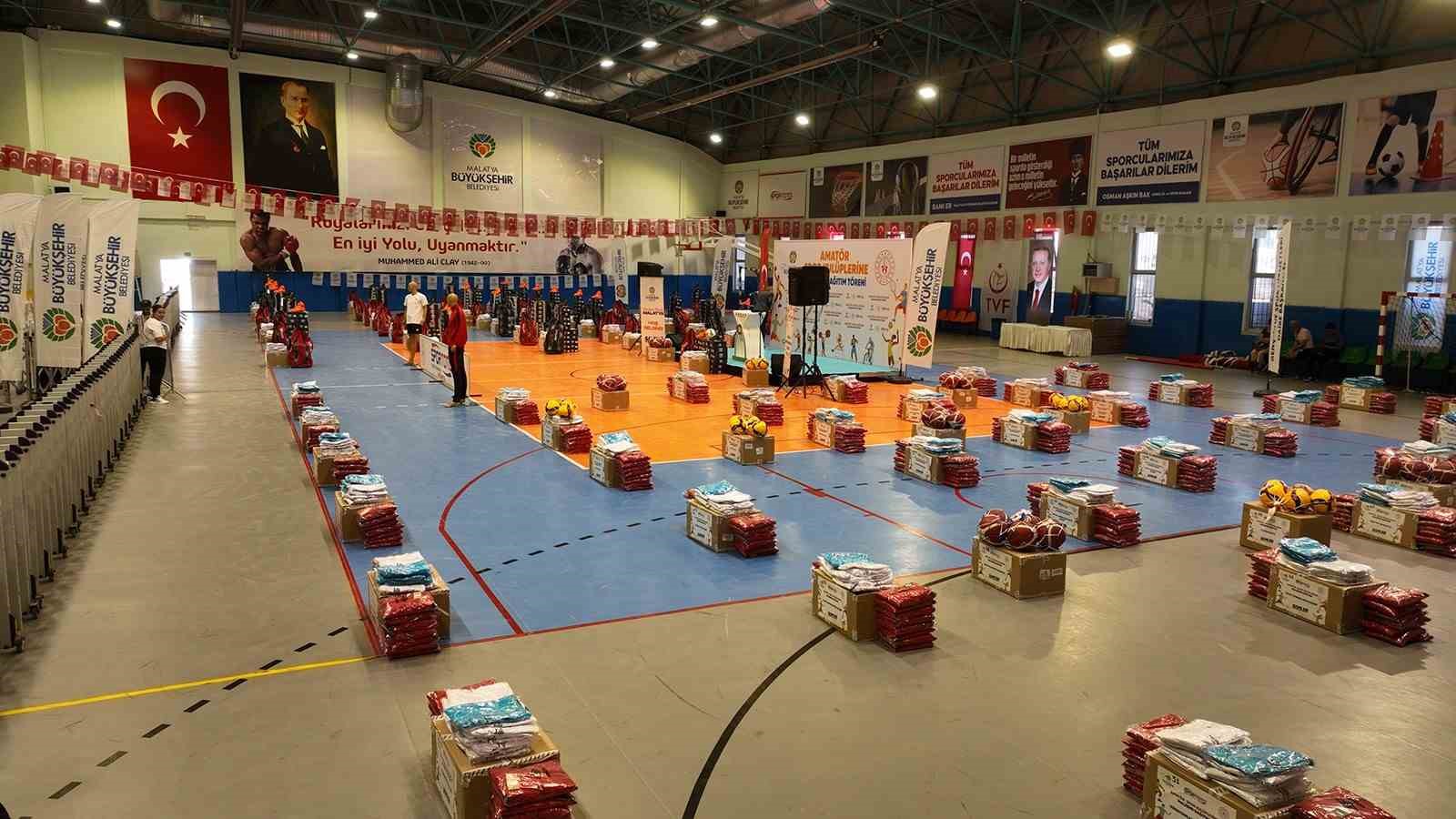 Amatör spor kulüplerine 10 Milyon TL değerinde malzeme desteği sağlandı