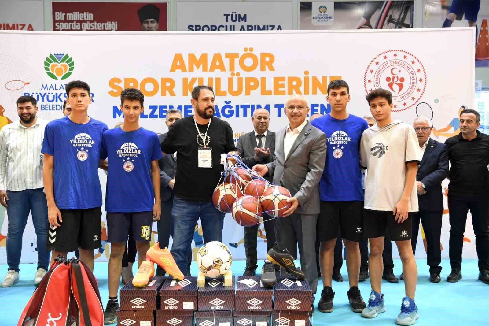 Amat&ouml;r spor kul&uuml;plerine 10 Milyon TL değerinde malzeme desteği sağlandı
