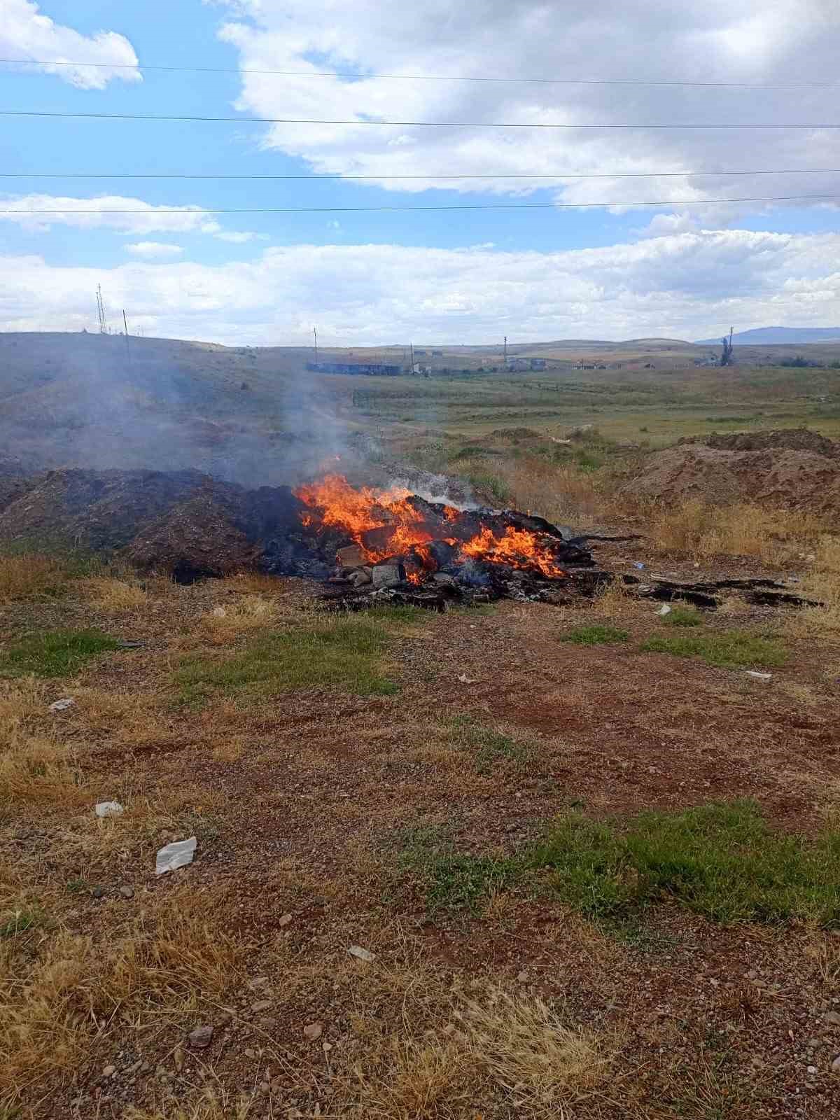 Atık eşyaların tutuşmasıyla çıkan yangın korkuttu
