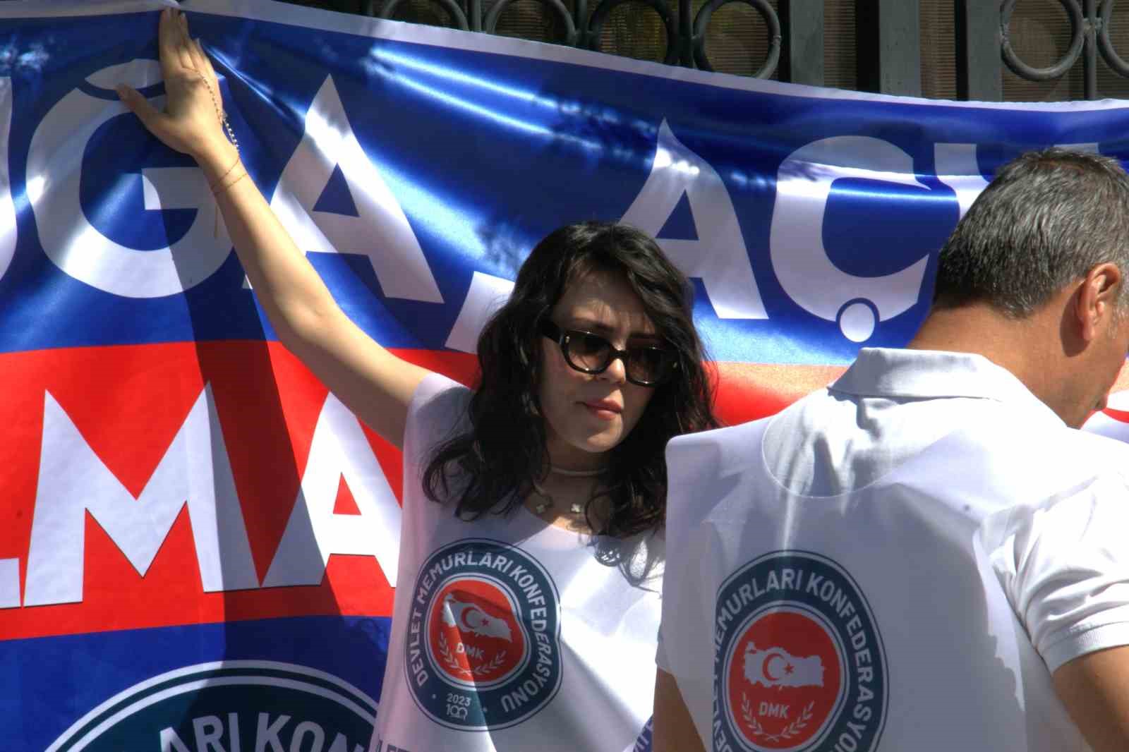 Devlet Memurları Konfederasyonu’ndan Hazine ve Maliye Bakanlığı önünde basın açıklaması