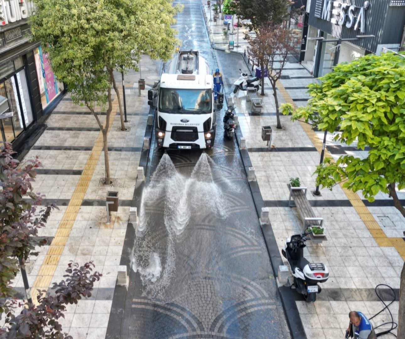 Bandırma Belediyesi’nden sabahın ilk saatlerinde temizlik mesaisi
