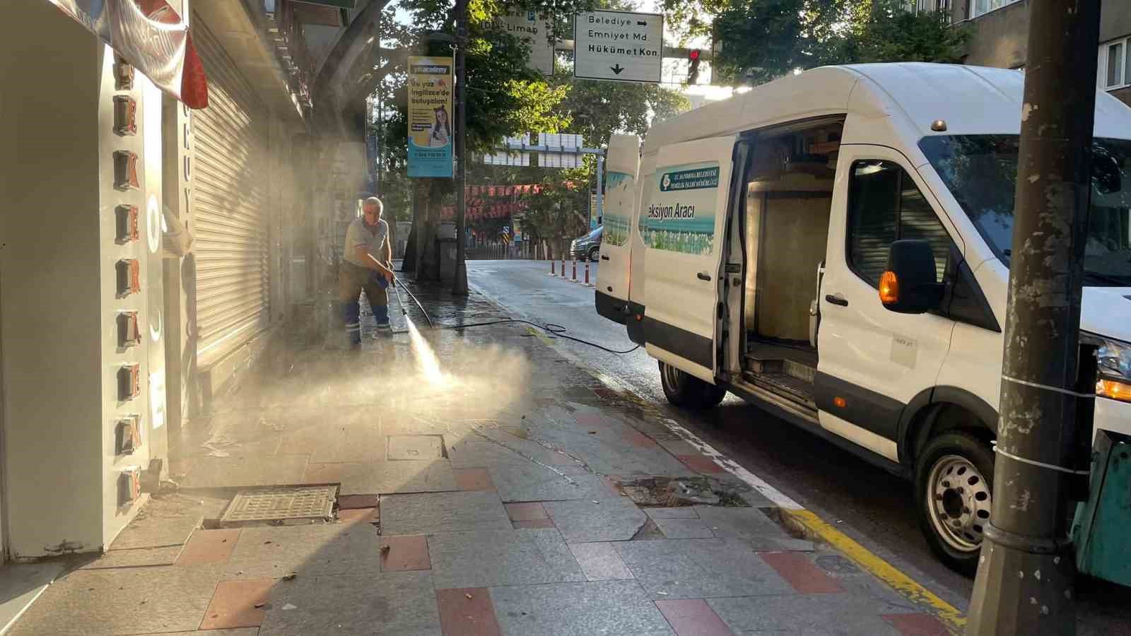 Bandırma Belediyesi&rsquo;nden sabahın ilk saatlerinde temizlik mesaisi

