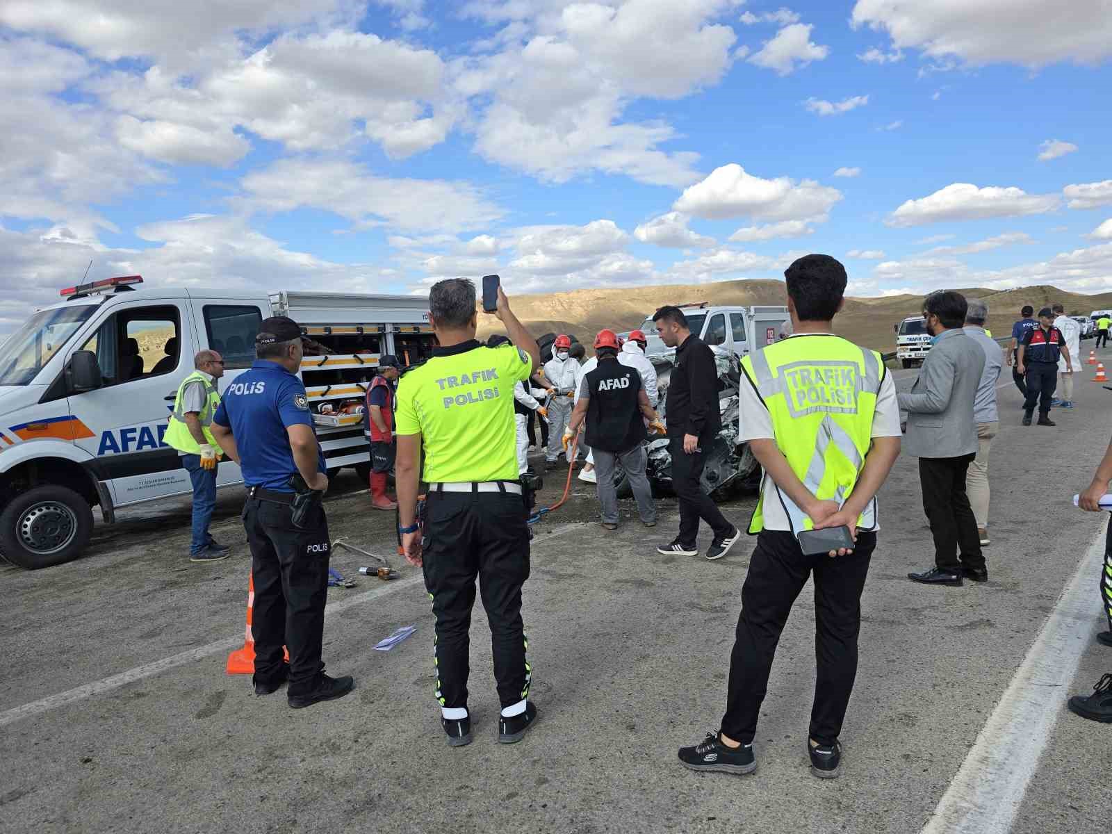Yozgat&rsquo;ta kamyonla otomobillin karıştığı kazada 3 kişi &ouml;ld&uuml; 2 kişi yaralandı

