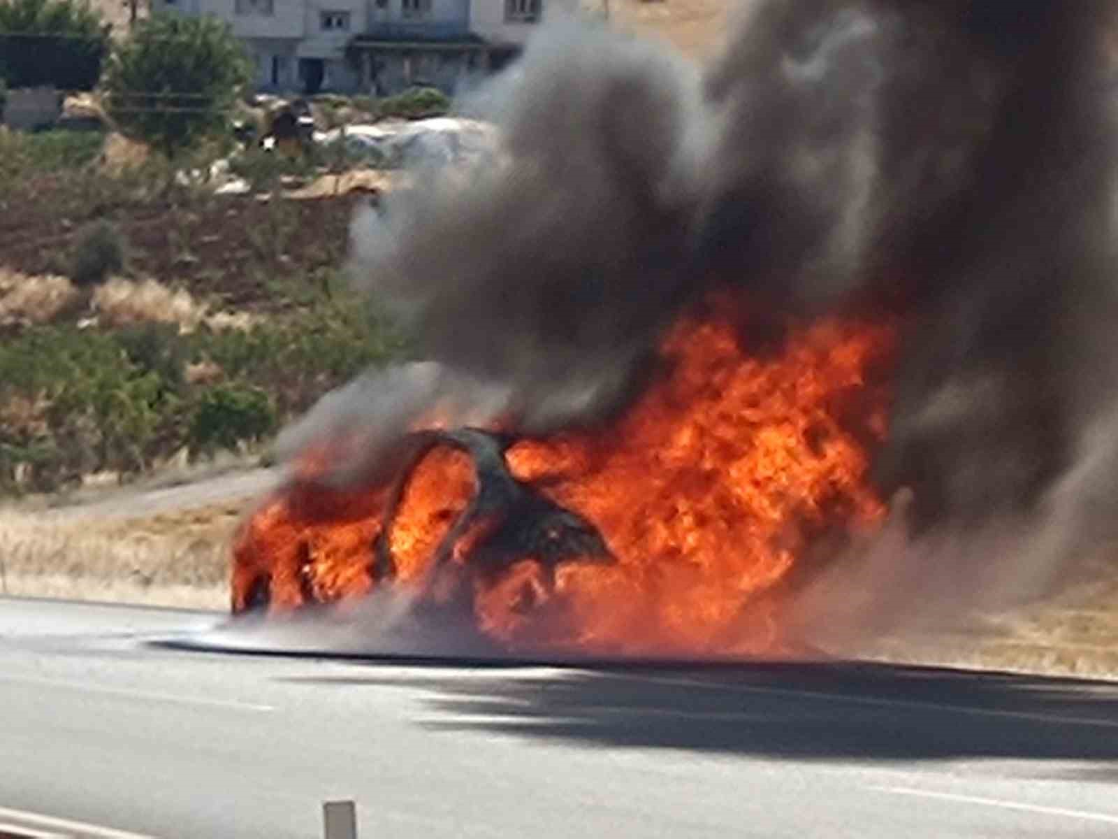 Siirt’te seyir halindeki araç kül oldu