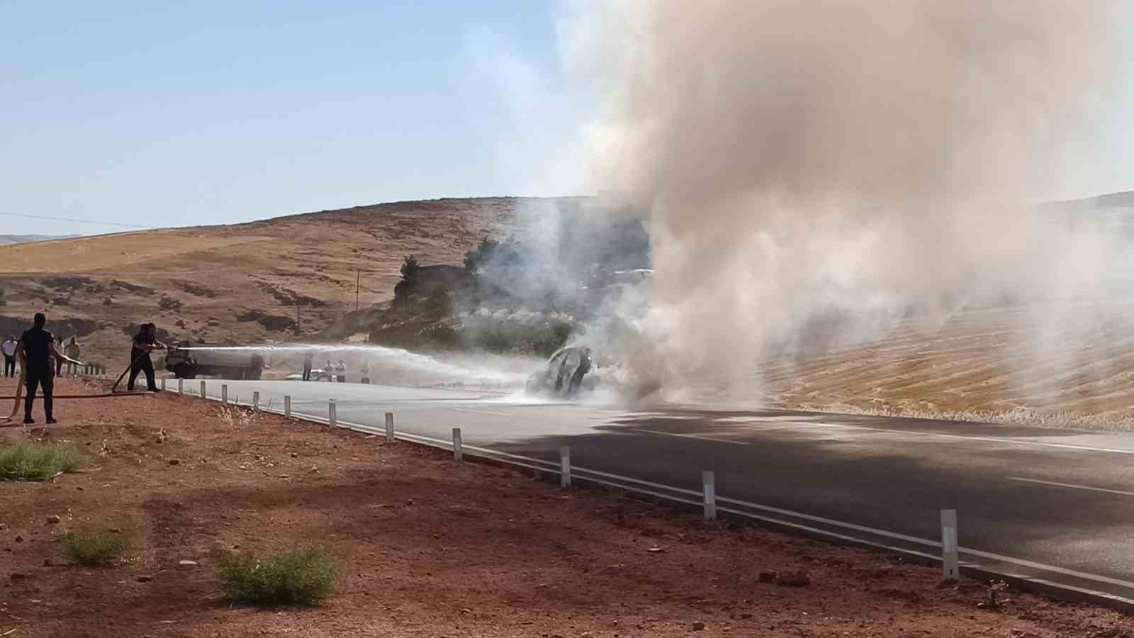 Siirt’te seyir halindeki araç kül oldu