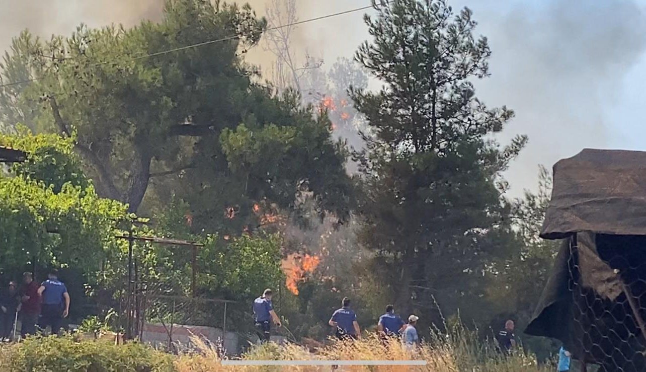 Evine yaklaşan alevlerden kurtarılan kadın tekerlekli sandalyeyle b&ouml;lgeden uzaklaştırıldı
