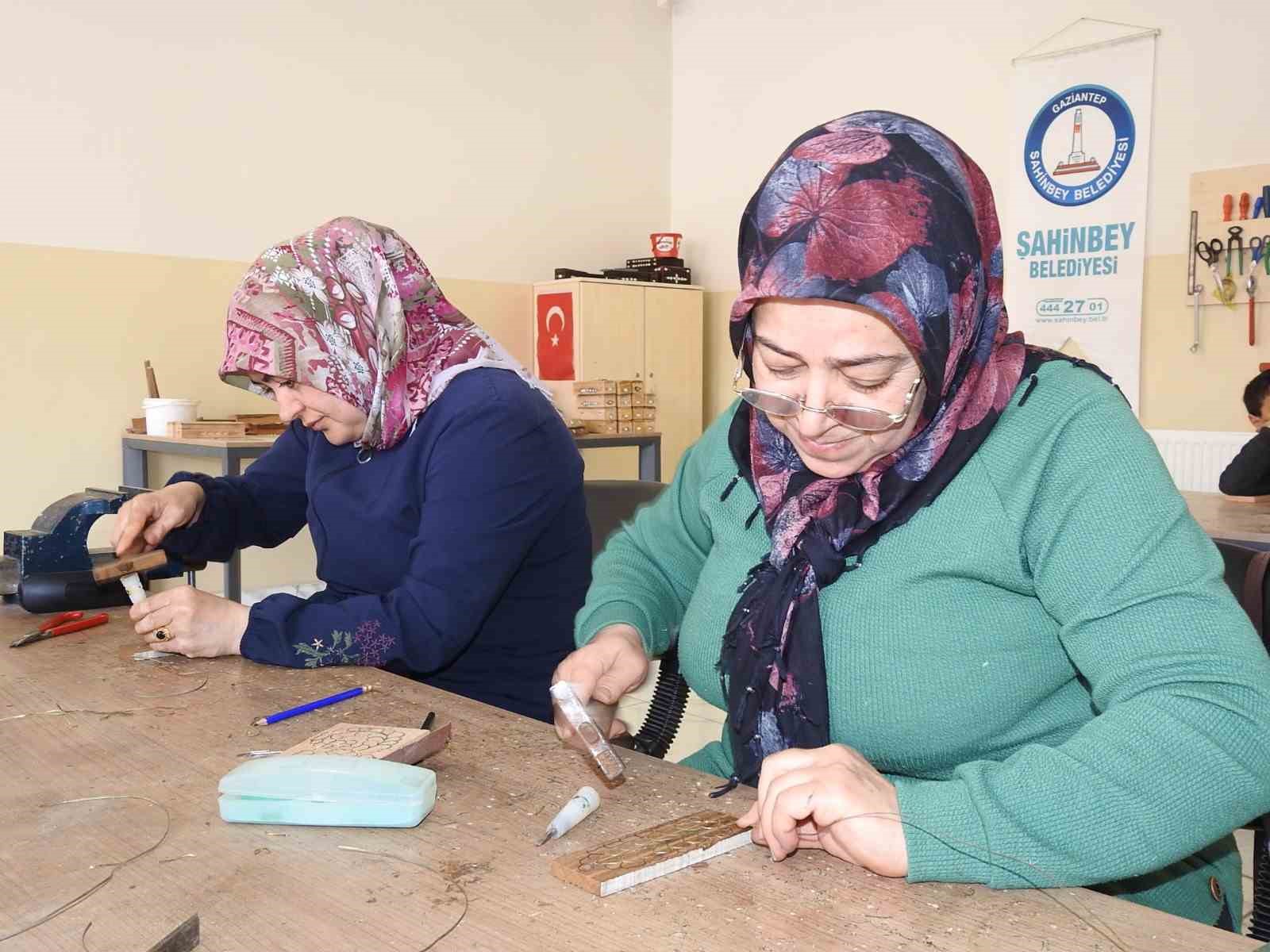Kadınlar, sedef kakma işlemeciliğini Şahinbey Belediyesi Tesisilerinde öğreniyor

