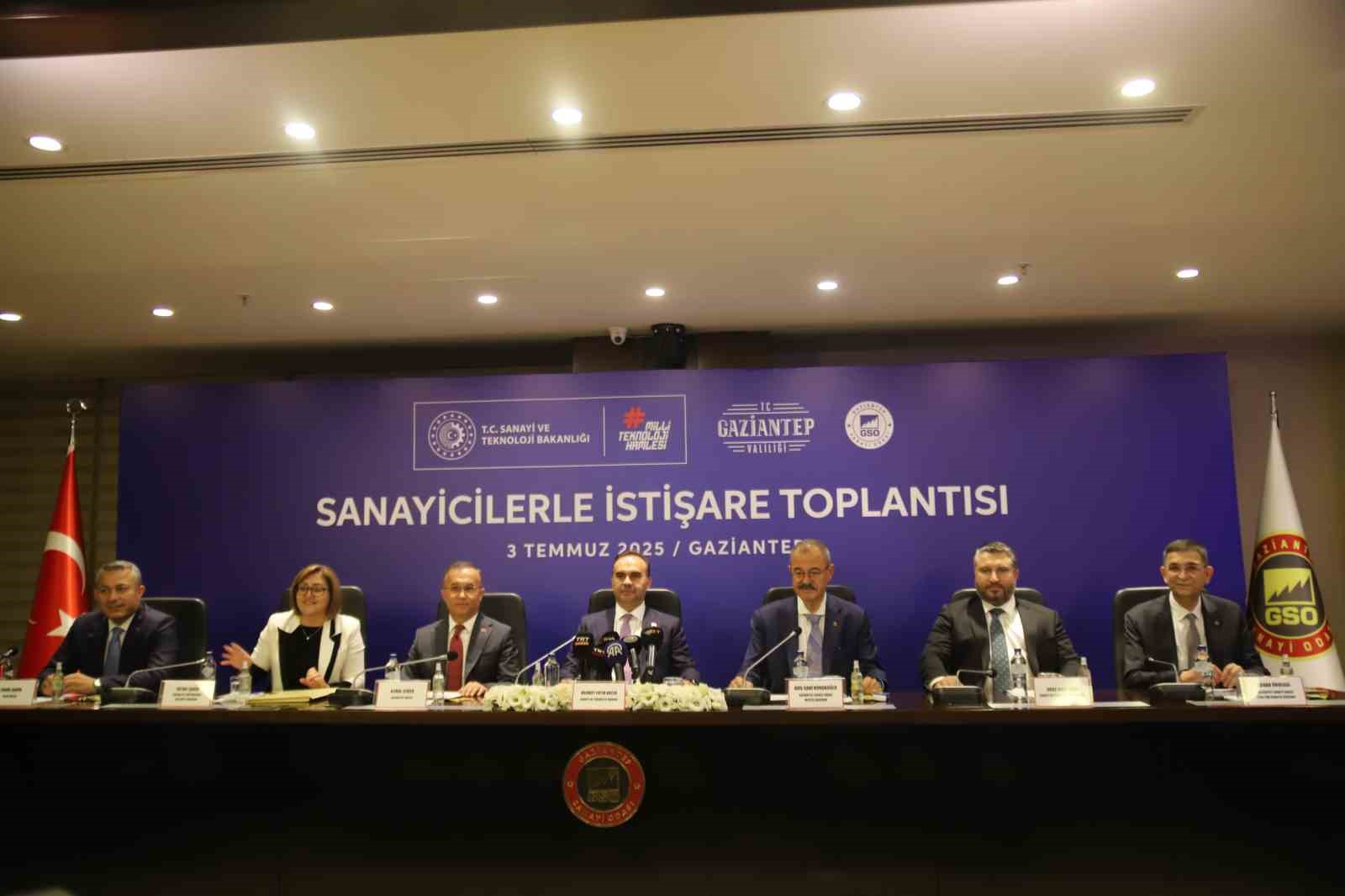 Bakan Kacır: "Savunma sanayi, ülkemizin yüksek teknolojili ürün ihracatının 10 milyar dolara yaklaşmasına katkı sağladı"