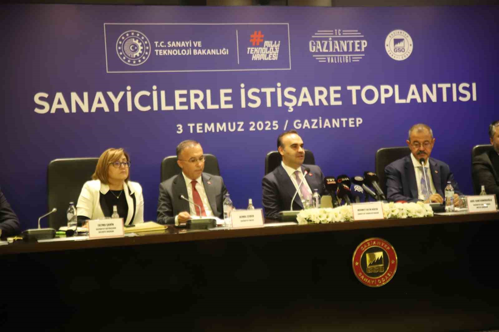 Bakan Kacır: "Savunma sanayi, ülkemizin yüksek teknolojili ürün ihracatının 10 milyar dolara yaklaşmasına katkı sağladı"
