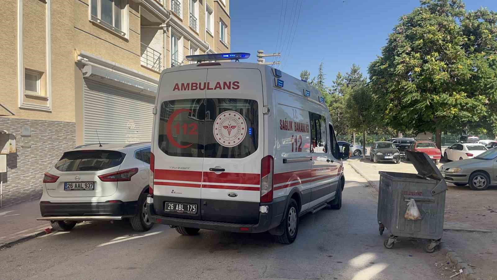 (ÖZEL) Birinci kattan düşen 1 buçuk yaşındaki çocuk hastaneye kaldırıldı