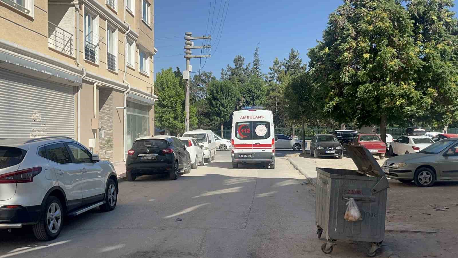 (&Ouml;ZEL) Birinci kattan d&uuml;şen 1 bu&ccedil;uk yaşındaki &ccedil;ocuk hastaneye kaldırıldı
