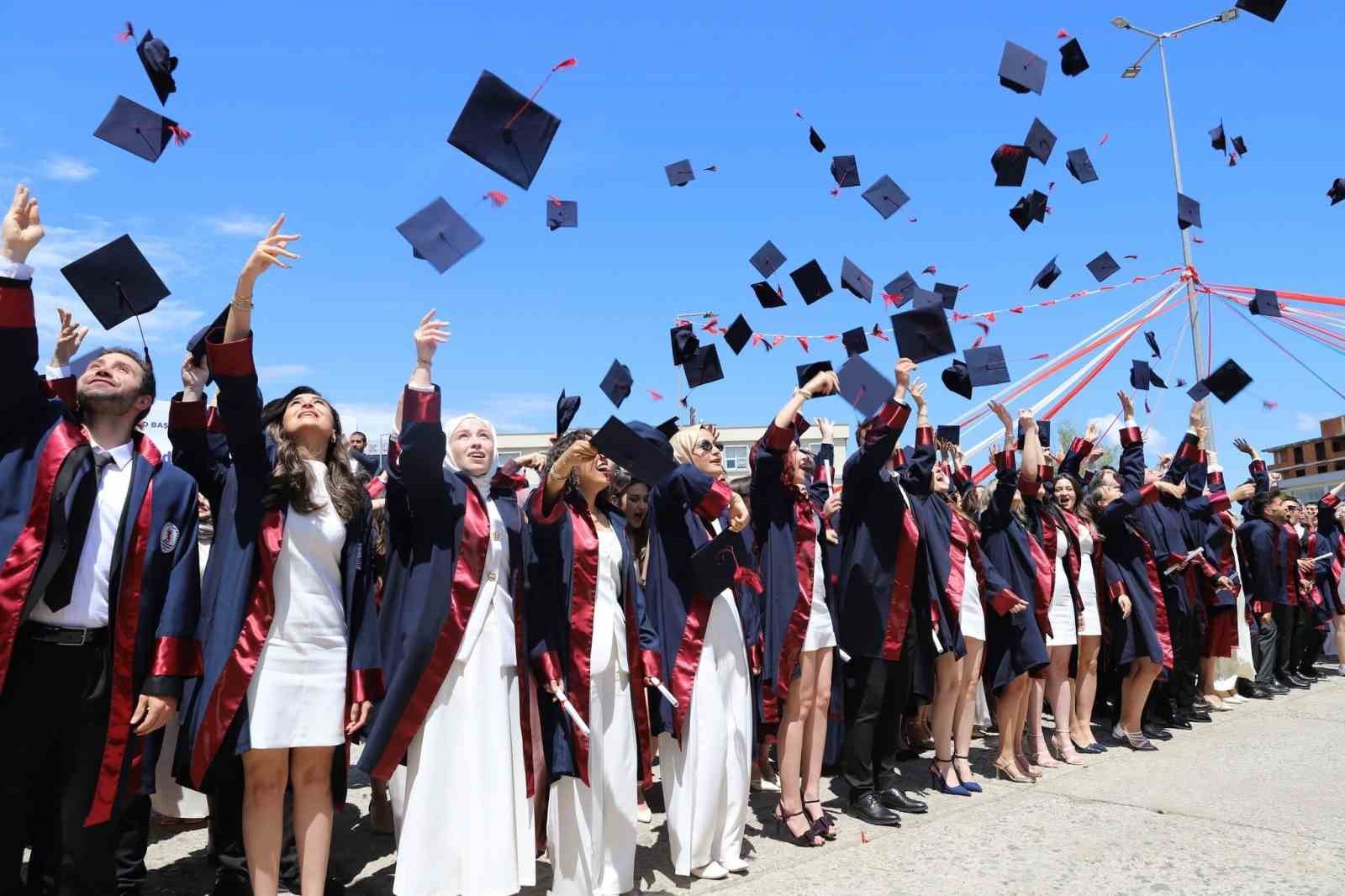 OMÜ Hukuk Fakültesi’nde mezuniyet coşkusu
