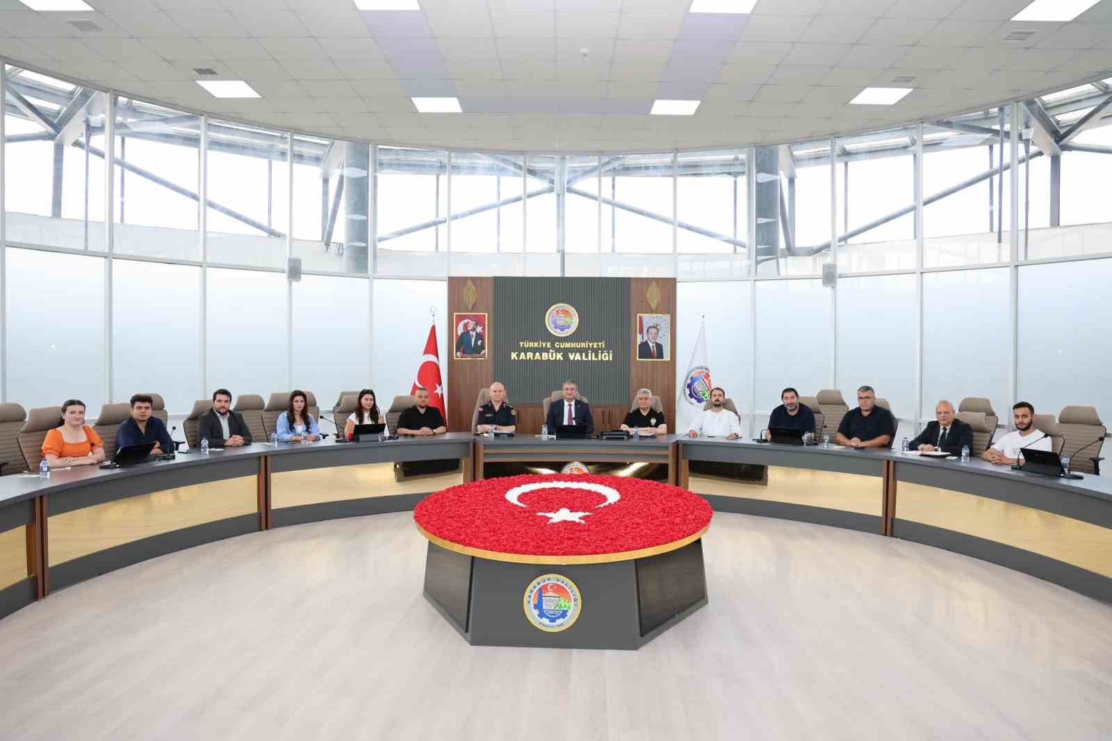 Vali Yavuz, hava sıcaklıklarına dikkat &ccedil;ekip uyardı
