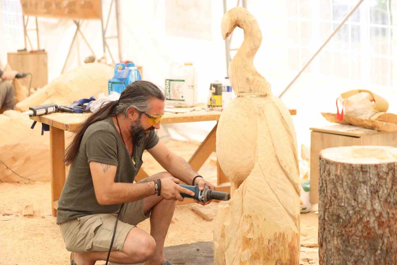 Bu masa savaş y&uuml;z&uuml;nden boş kaldı
