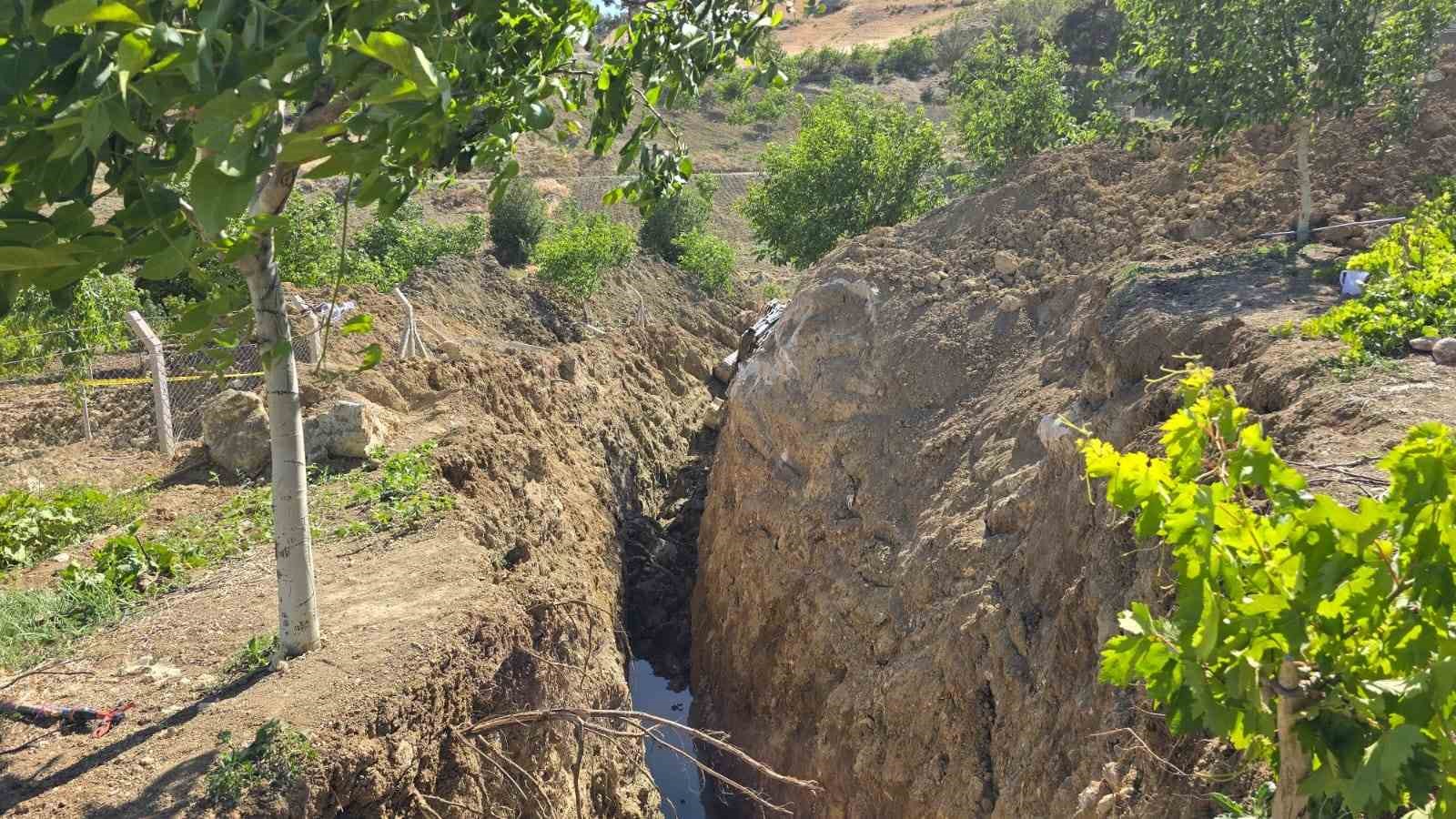 Bahçesinde kazı yaparken toprak altında kalan şahıs hayatını kaybetti
