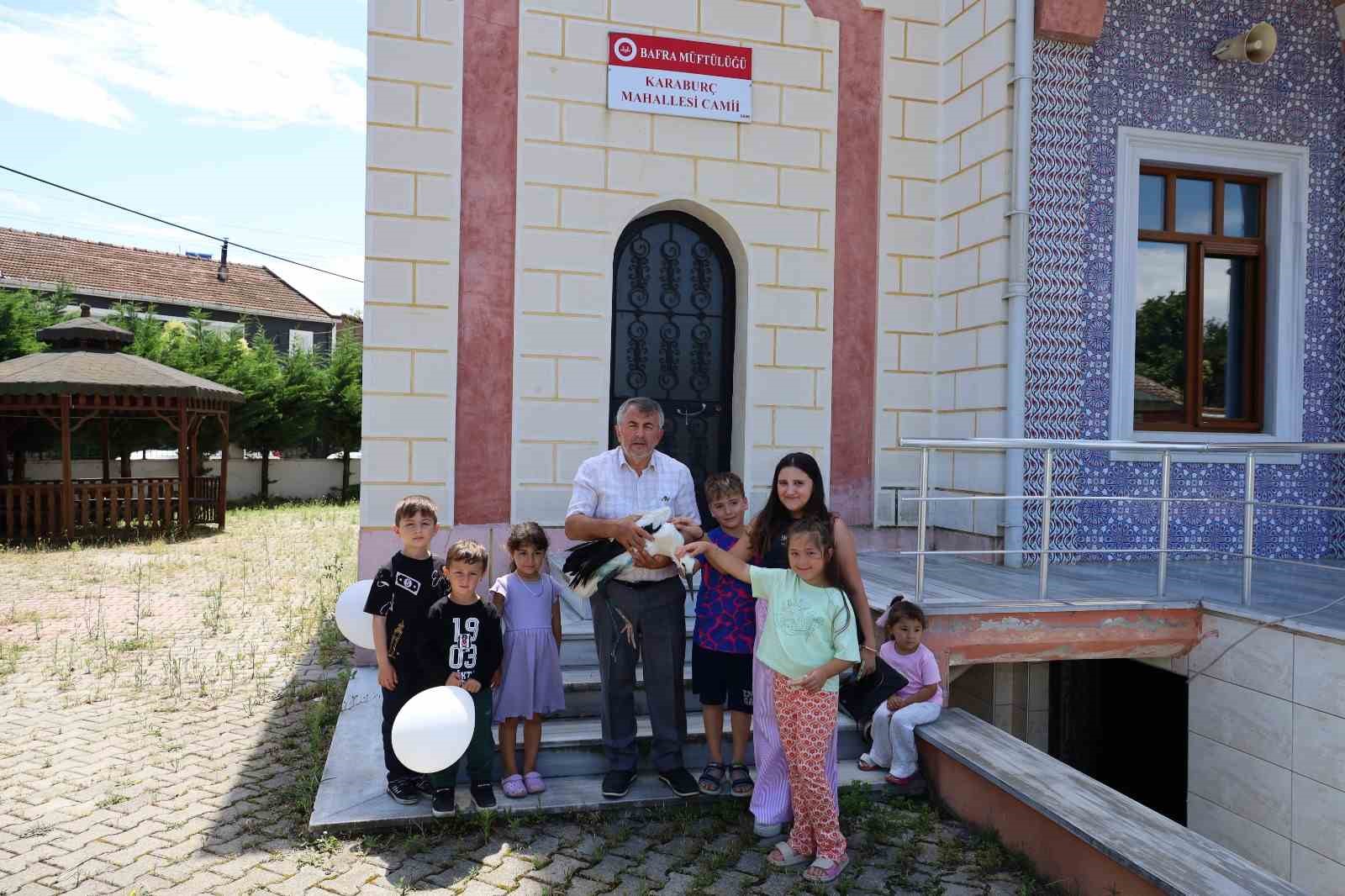 Yaralı leyleğe imamdan şefkat eli: "Kur&rsquo;an kursumuzun maskotu oldu"
