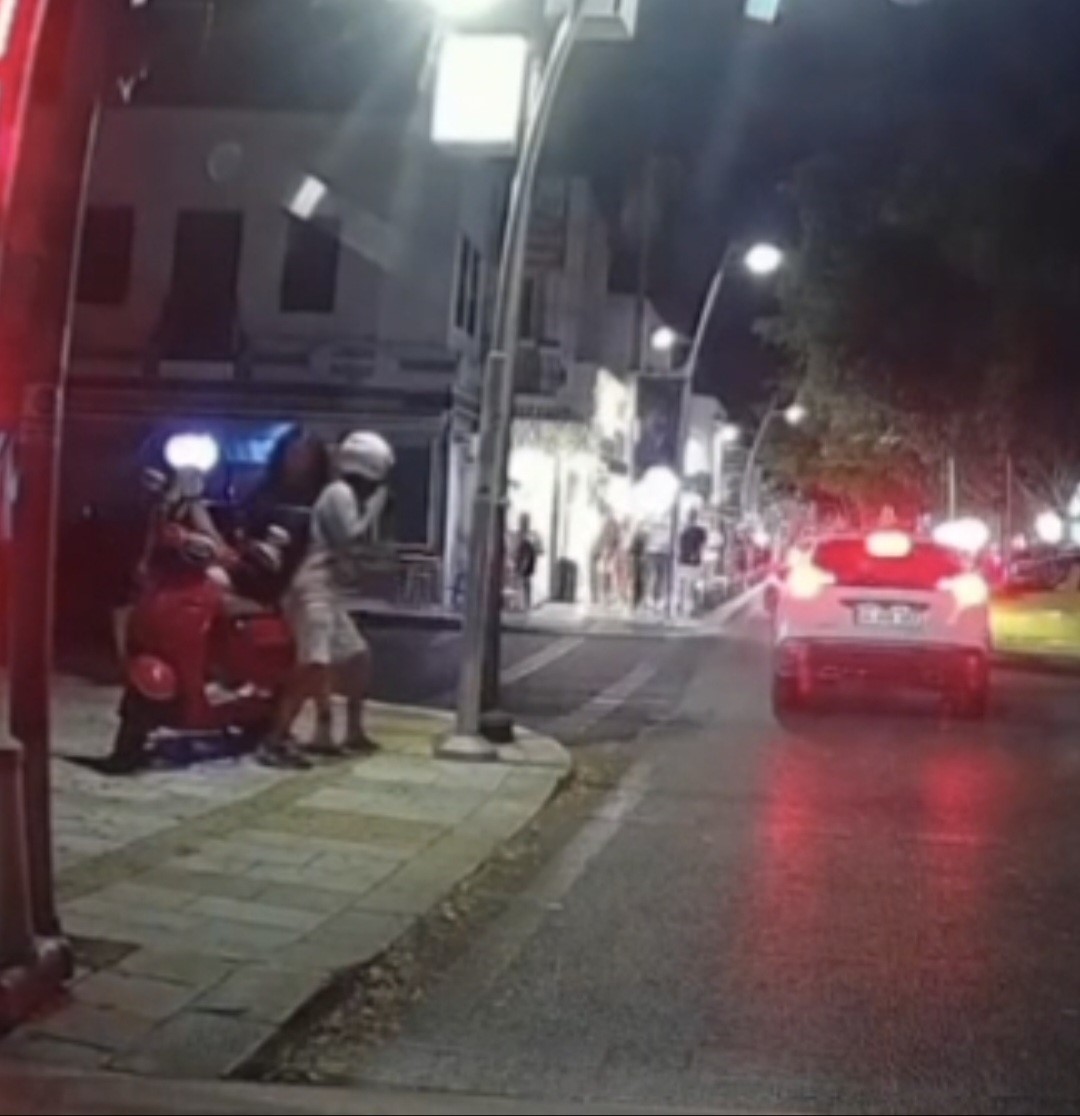 Trafikte birbirlerine girdiler: O anlar kamerada