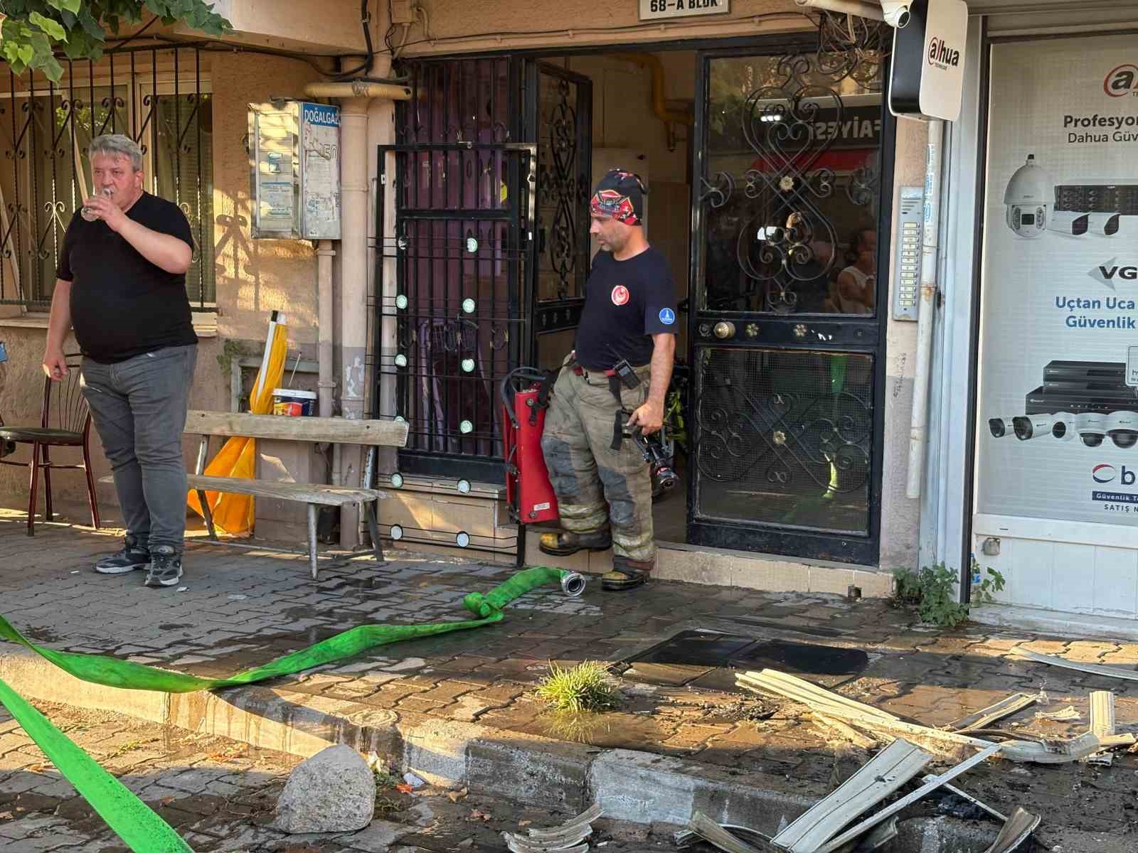 Bayraklı&rsquo;da apartmanda yangın paniği
