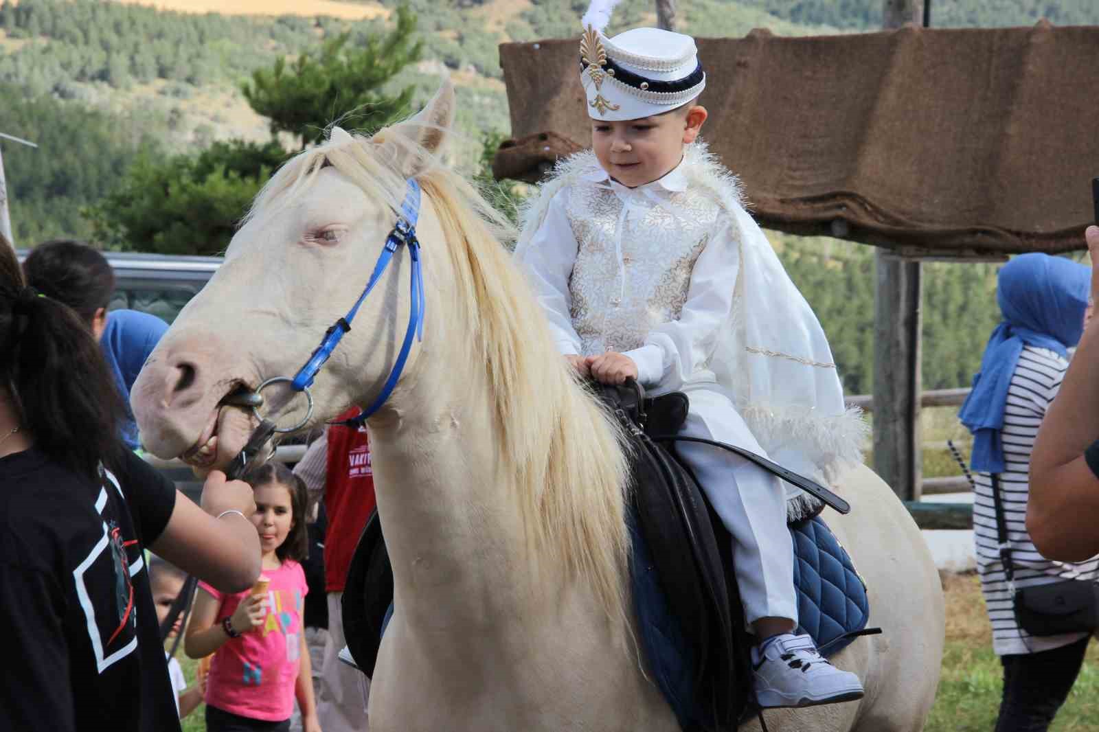 &Ccedil;orum&rsquo;da asırlardır s&uuml;ren gelenek yaşatıldı: 30 &ccedil;ocuk i&ccedil;in s&uuml;nnet ş&ouml;leni d&uuml;zenlendi
