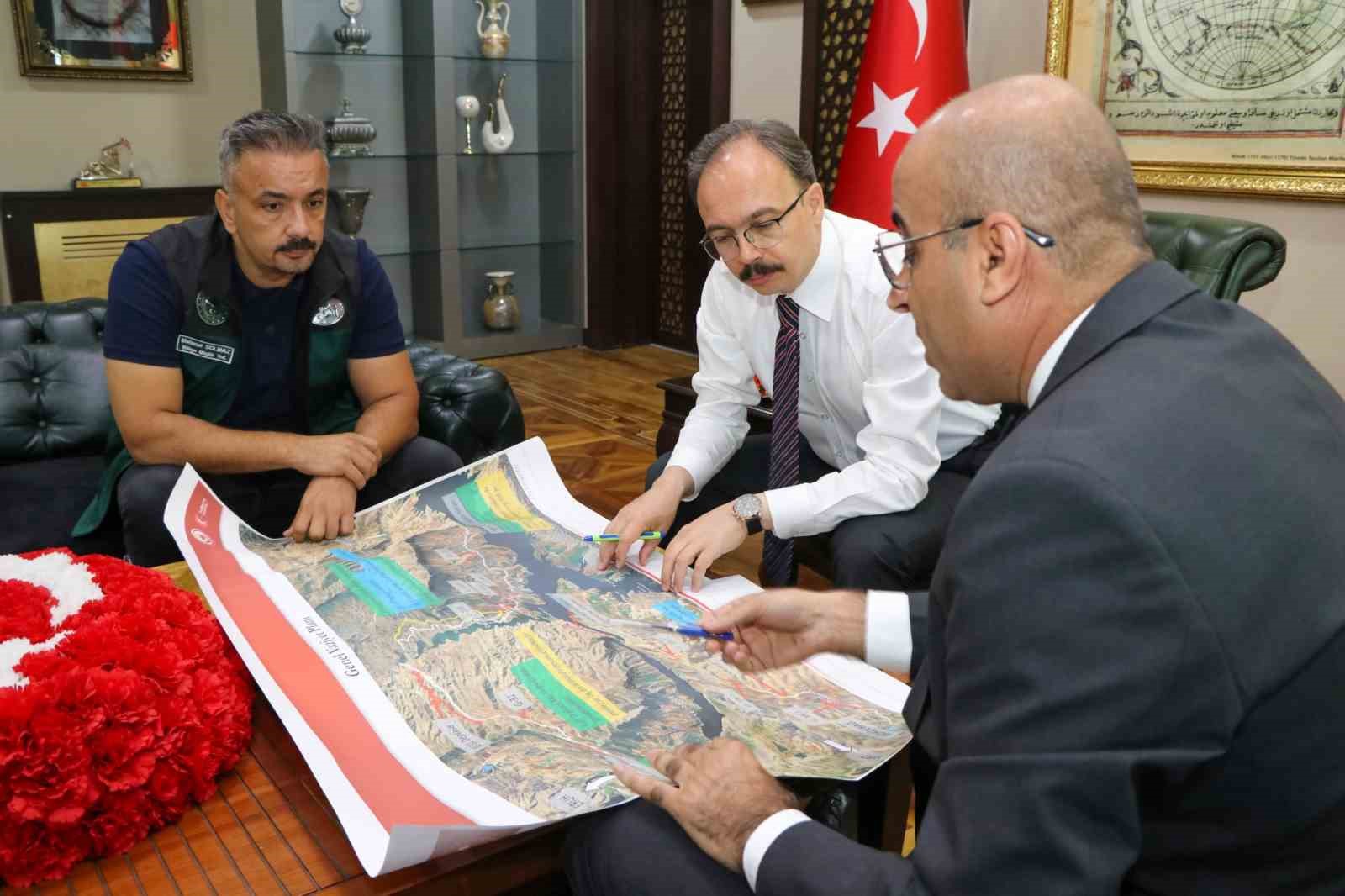 Siirt yığınlı t&uuml;neli ve bağlantı yollarında &ccedil;alışmalar s&uuml;r&uuml;yor
