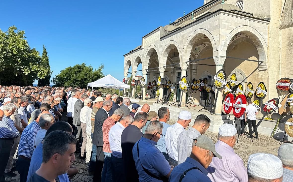 BAGFAŞ kurucusu Recep Gencer Bandırma&rsquo;da son yolculuğuna uğurlandı
