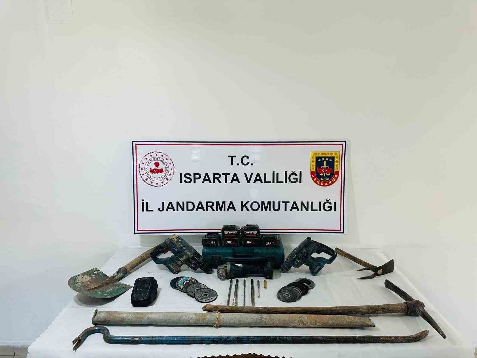 Isparta’da izinsiz kazıya jandarma baskını: 4 kişi suçüstü yakalandı