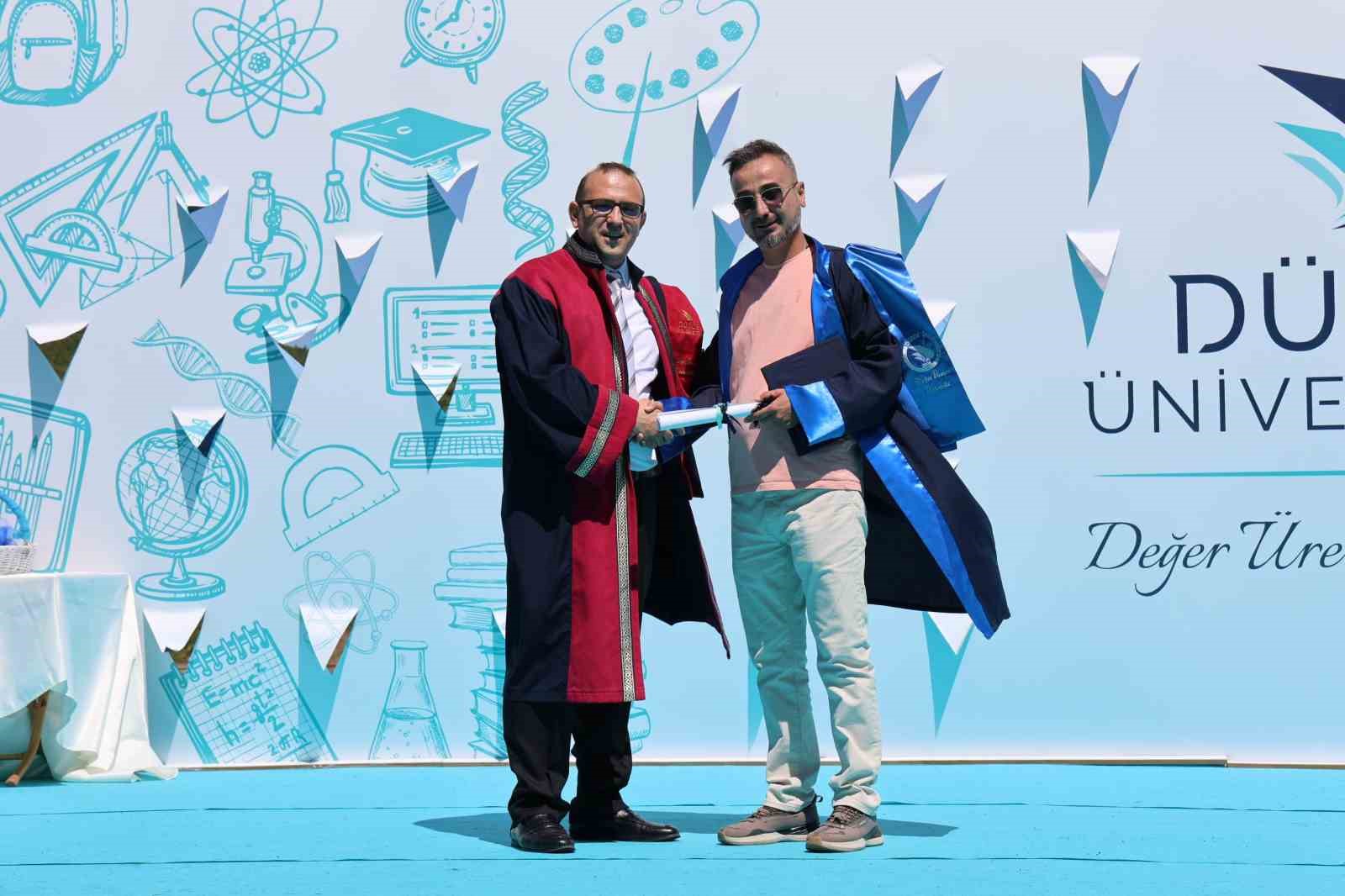 Mezun oldular kep fırlattılar