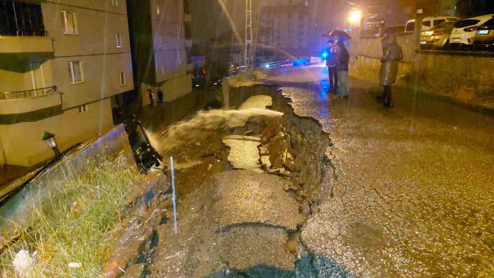 Samsun’da şiddetli yağış: İstinat duvarı araçların üzerine devrildi