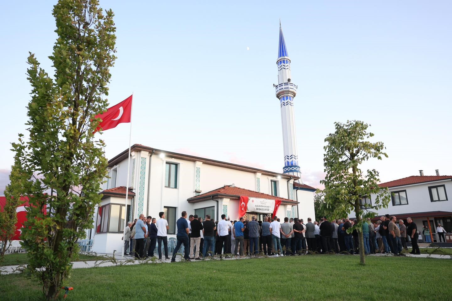 Depremde ağır hasar gören caminin yerine yenisi yapıldı
