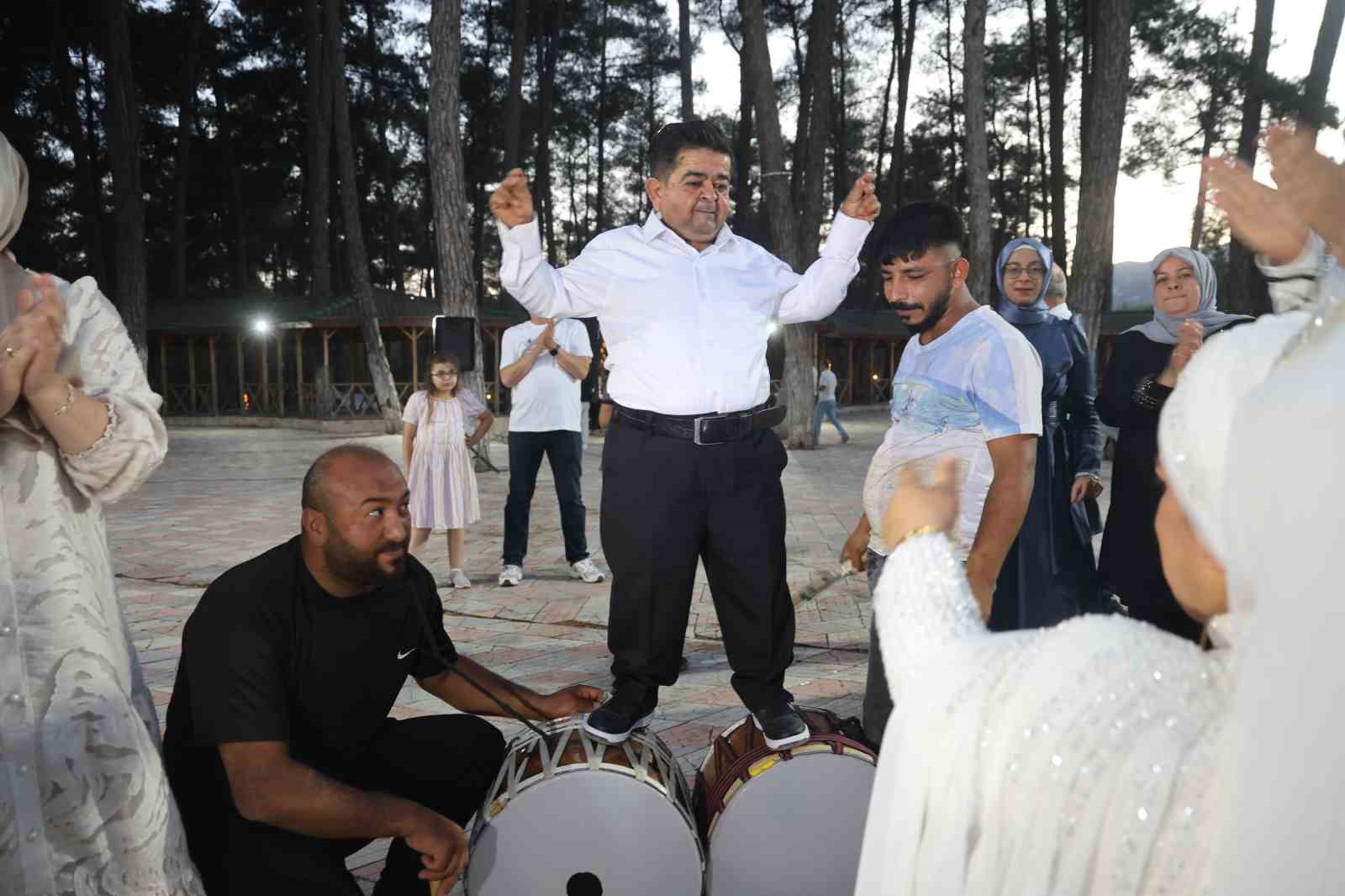 Cüce çift yarım kalan aşklarında 21 yıl sonra mutlu sona ulaştı