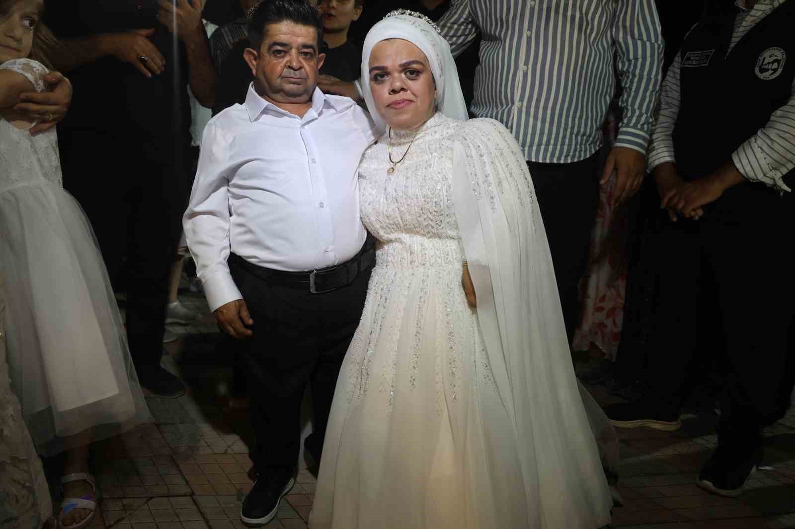 Cüce çift yarım kalan aşklarında 21 yıl sonra mutlu sona ulaştı