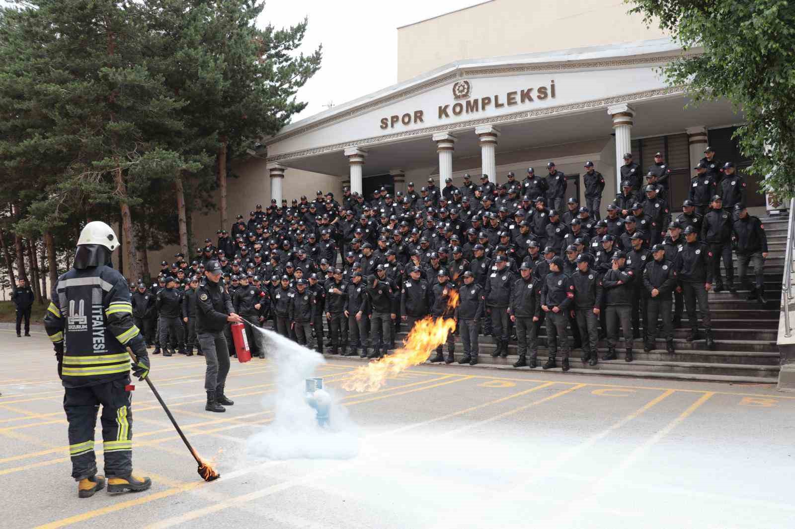 Polis adaylarına yangın eğitimi

