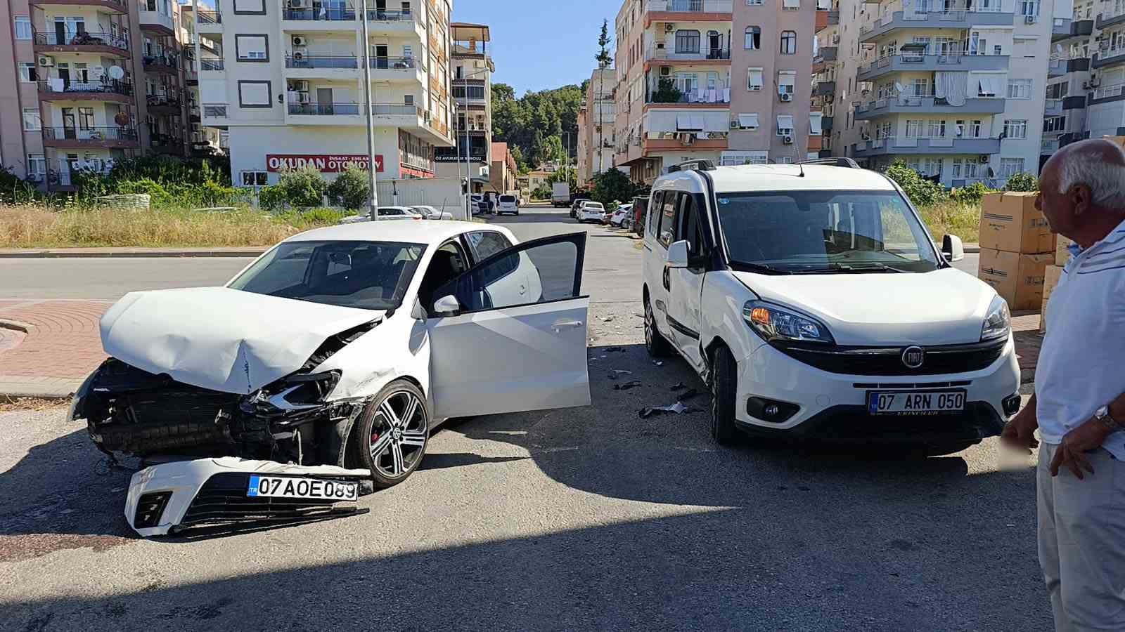 Manavgat’ta otomobil ile hafif ticari araç çarpıştı: 1 yaralı