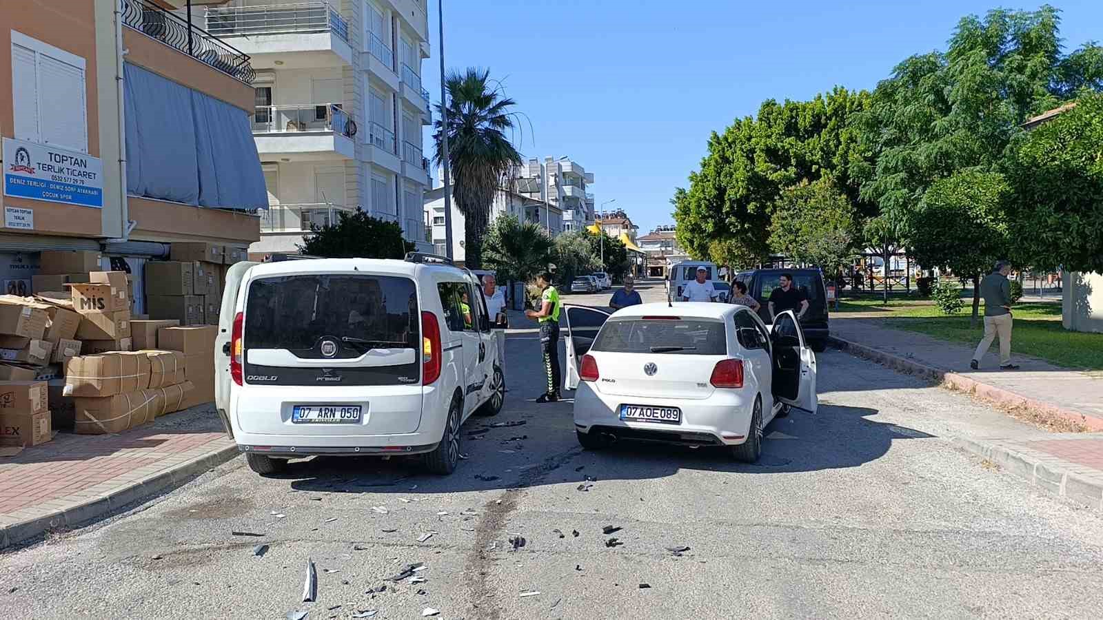Manavgat&rsquo;ta otomobil ile hafif ticari ara&ccedil; &ccedil;arpıştı: 1 yaralı

