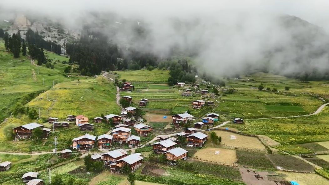 Artvin’in saklı güzelliği: Bazgiret Şelalesi en coşkulu döneminde
