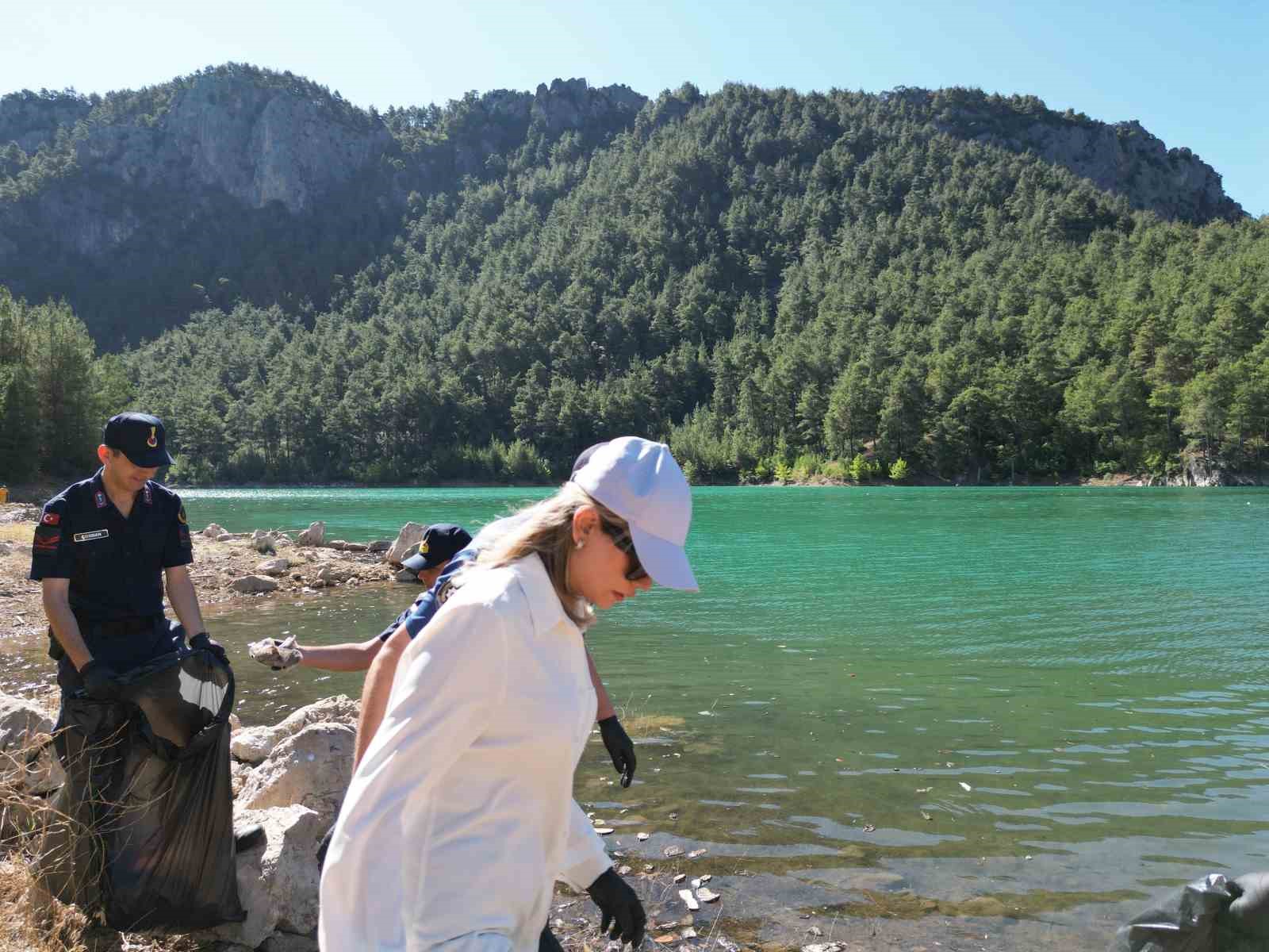 Kamu görevlileri, orman yangınına karşı atık topladı