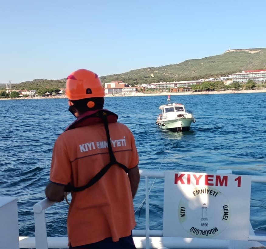 Çanakkale Boğazı’nda sürüklenen tekne kurtarıldı