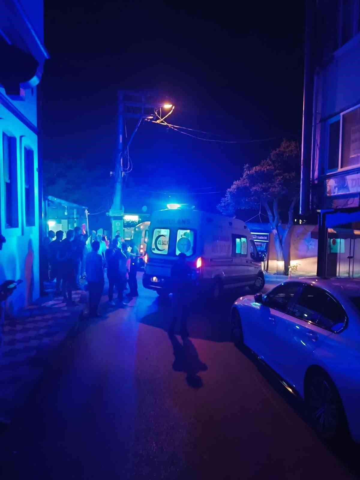 Bursa&rsquo;da kavgada &ouml;nce silahlar, sonra bı&ccedil;aklar &ccedil;ekildi: 2 yaralı
