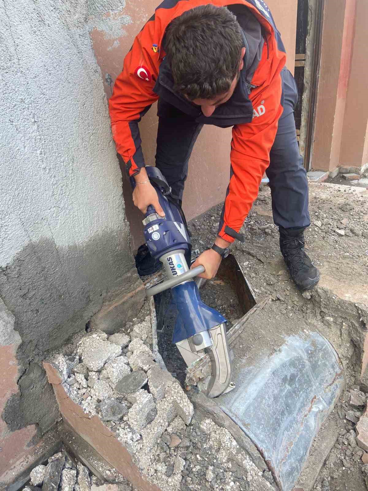 Kars’ta soba bacasına düşen yavru köpekler kurtarıldı